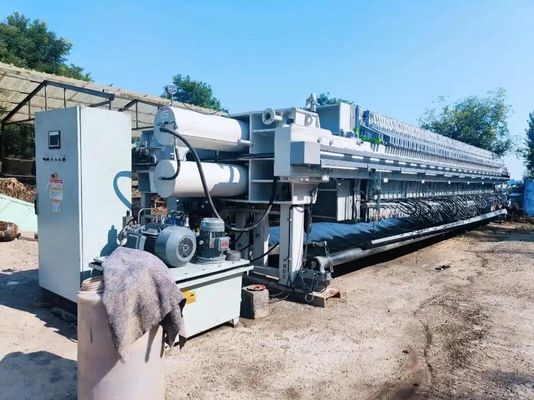 Large mobile oil cylinder filter press with automatic filter cloth travel