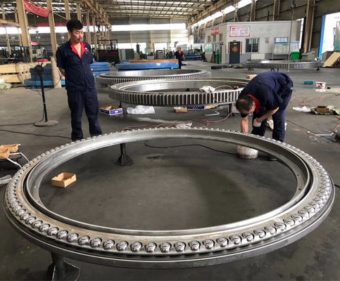 ट्रिपल रो रबर सील 42CrMo4V गियर वाली स्लीविंग रिंग और स्टेकर बियरिंग फैक्ट्री